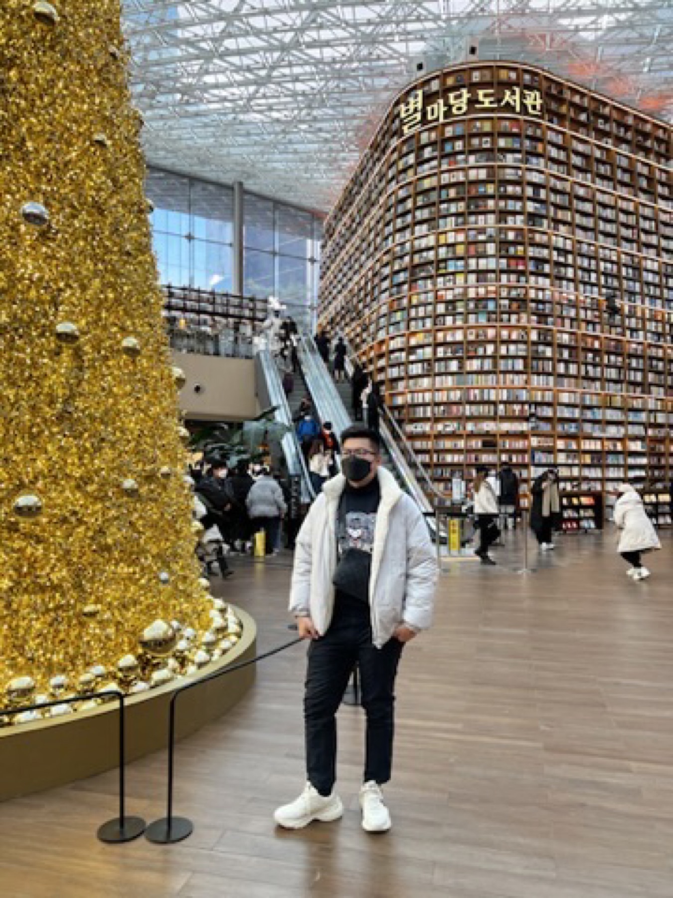 Large circular book-lined interior space in Seoul's Starfield Library